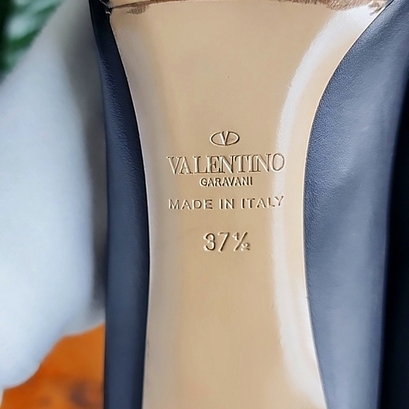 Valentino Black Leather Classic Single Stud  Heeled Pump - Picture 10 of 10